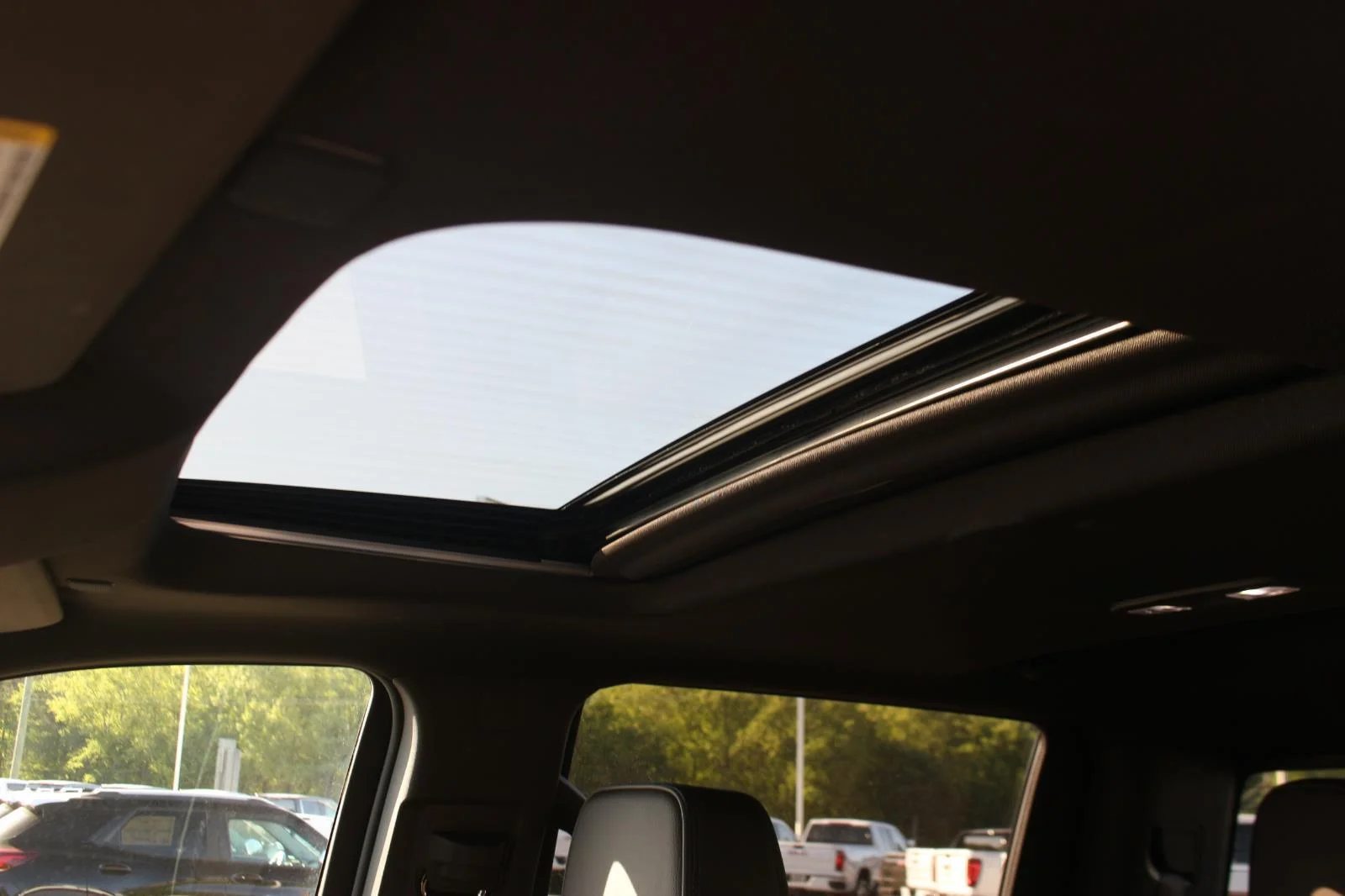 Used 2025 White Frost Tricoat GMC Denali image 34