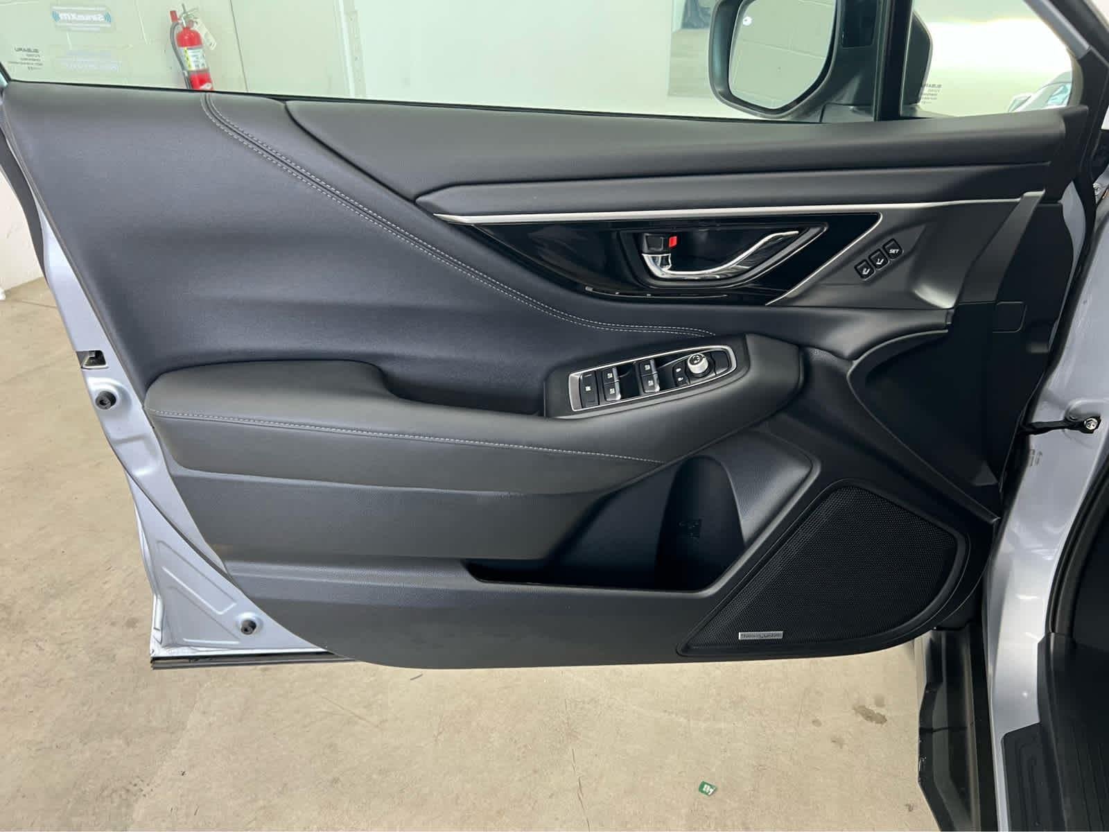 Used 2022 Ice Silver Metallic Subaru Limited image 11