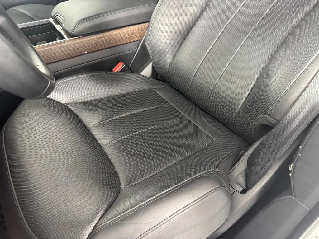 Used 2025 Fuji White Land Rover SE image 19