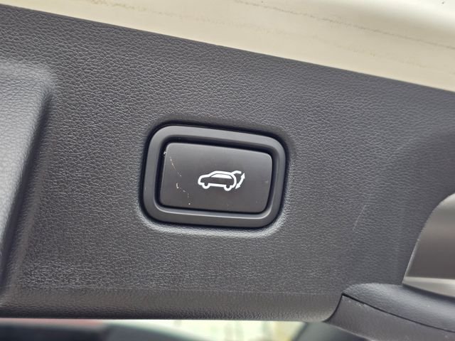 Used 2023 White Hyundai SEL image 13