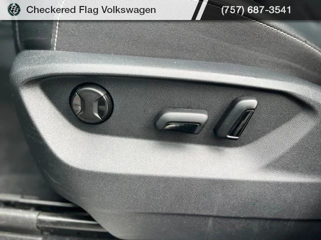 Used 2025 Pure White Volkswagen 2.0T SE w/Technology image 22
