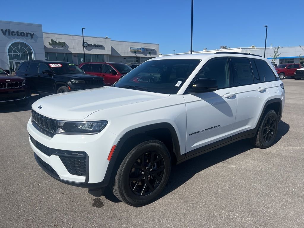 2026 Jeep Grand Cherokee Laredo Altitude