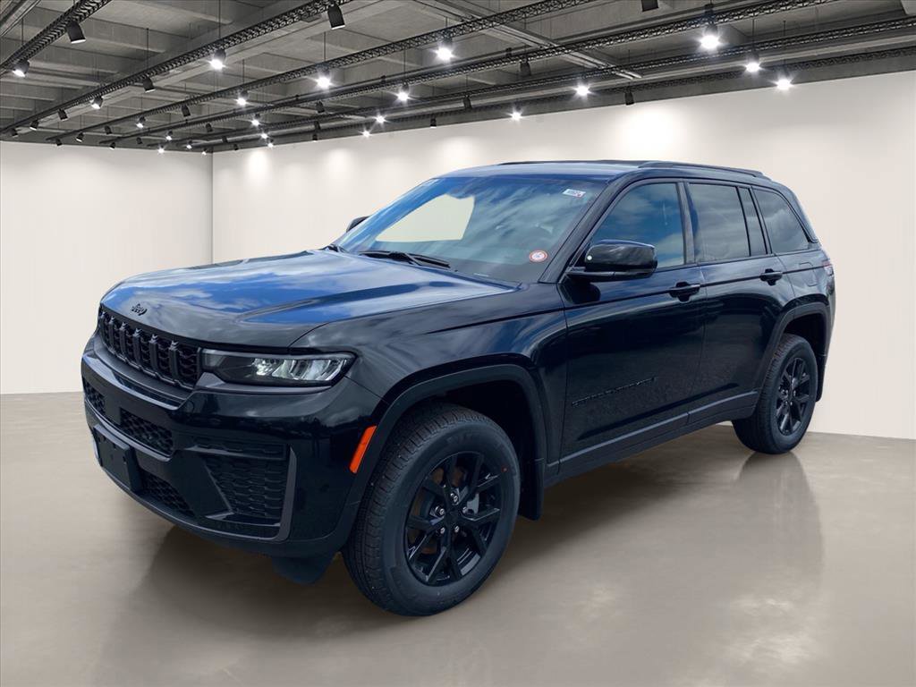 New 2026 Diamond Black Crystal Pearl-Coat Exterior Paint Jeep Altitude image 2