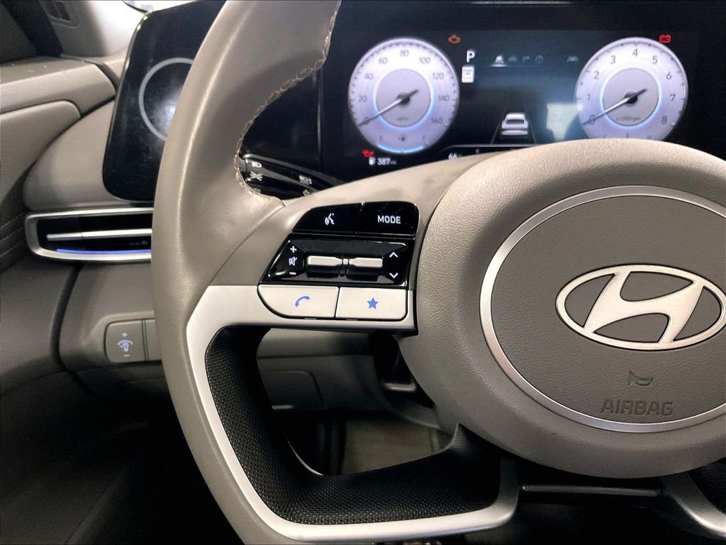Used 2025 White Hyundai SEL Convenience image 23