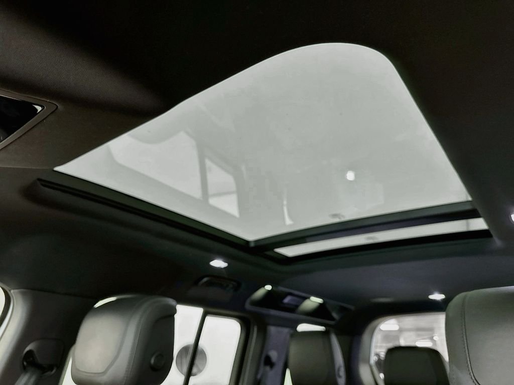Certified Used 2024 White Land Rover X-Dynamic SE image 22