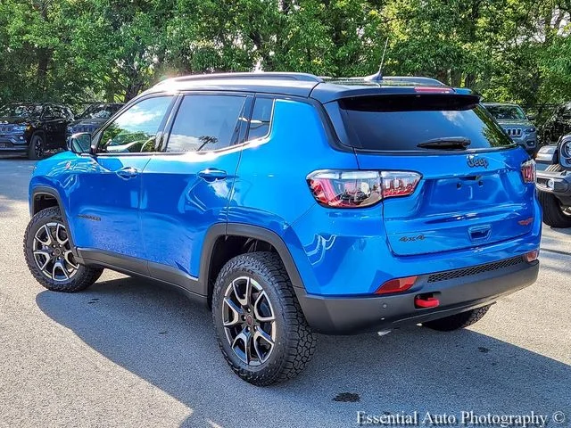 New 2026 Hydro Blue Pearl-Coat Exterior Paint Jeep Trailhawk image 7