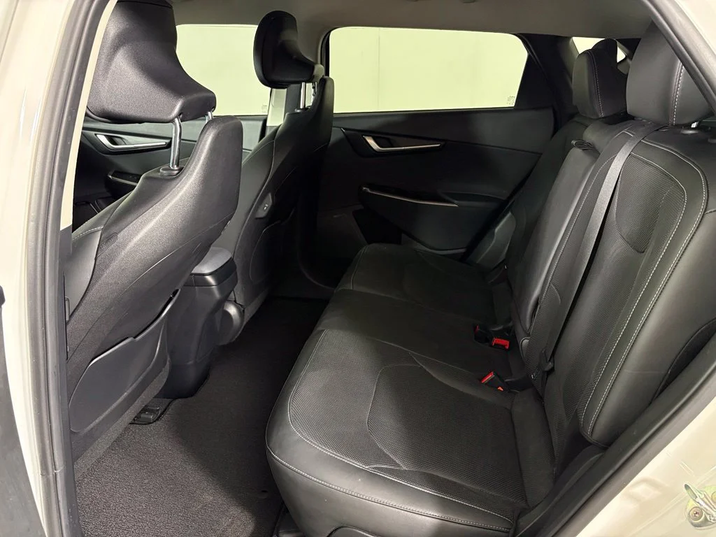 Used 2022 White Kia Wind image 37