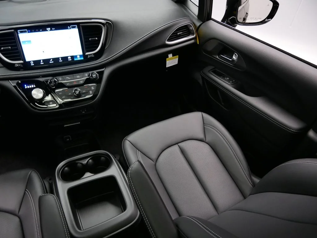2026 Chrysler Pacifica Select - Photo 17
