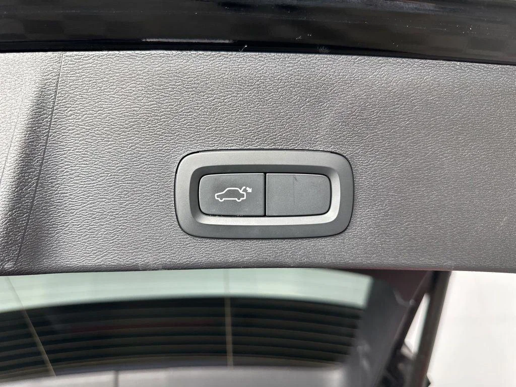 Used 2020 Black Stone Volvo Momentum image 28