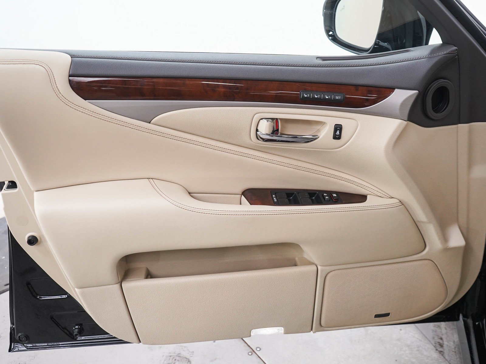 Used 2015 Obsidian Lexus 460 image 18