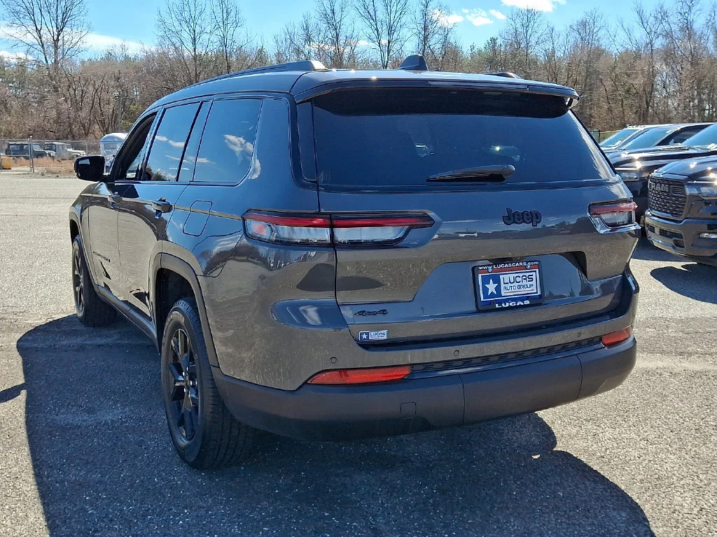 Used 2024 Baltic Gray Metallic Clearcoat Jeep Altitude image 9