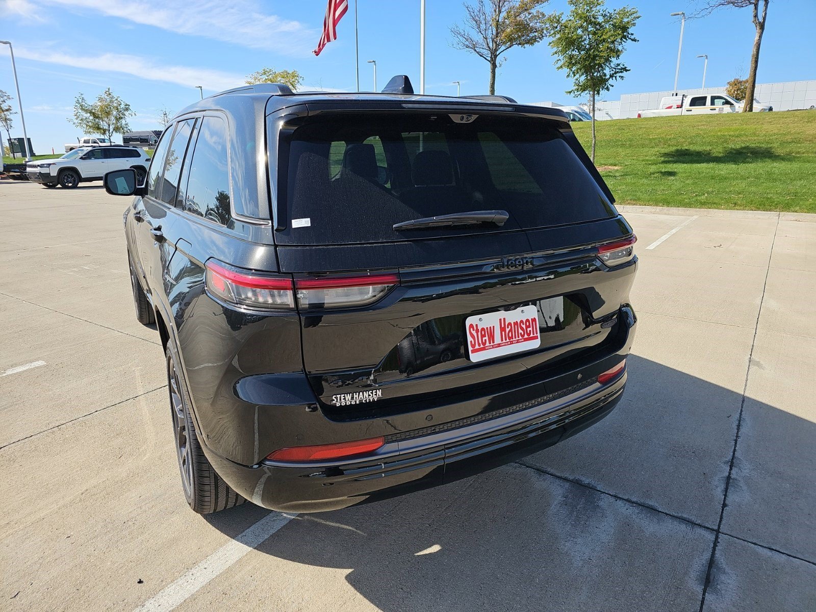 New 2026 Diamond Black Crystal Pearlcoat Jeep Summit image 3