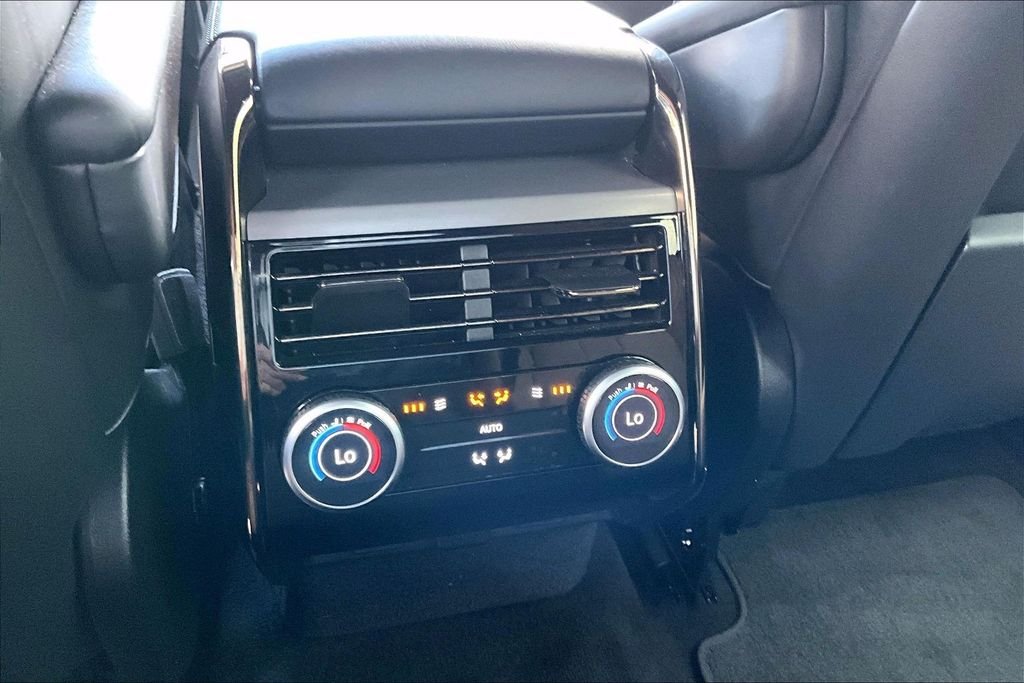 Used 2023  Land Rover SE Dynamic image 25