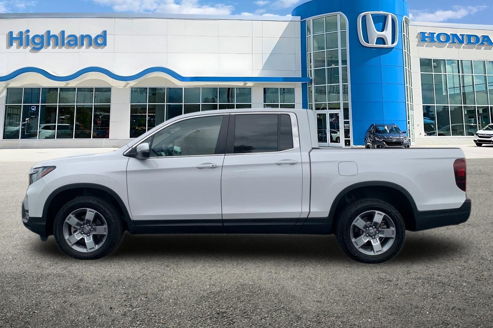 Certified Used 2025 White Honda RTL image 2