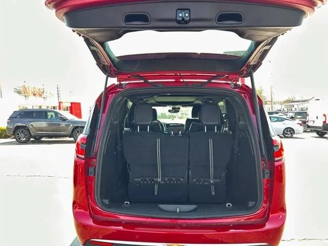 2026 Chrysler Pacifica Limited - Photo 9