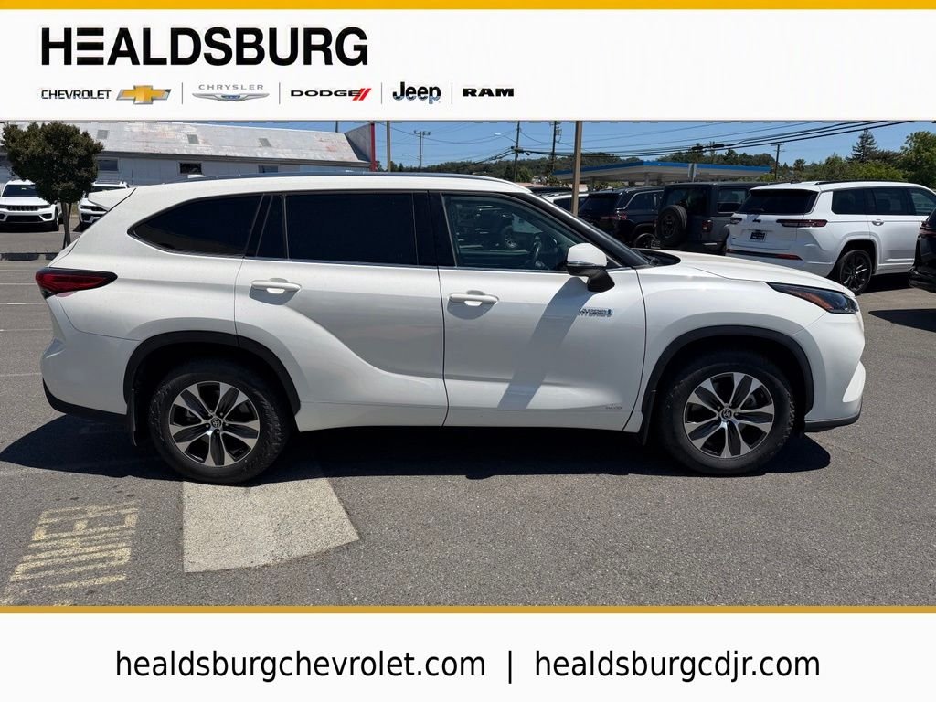 Used 2021 White Toyota XLE image 7