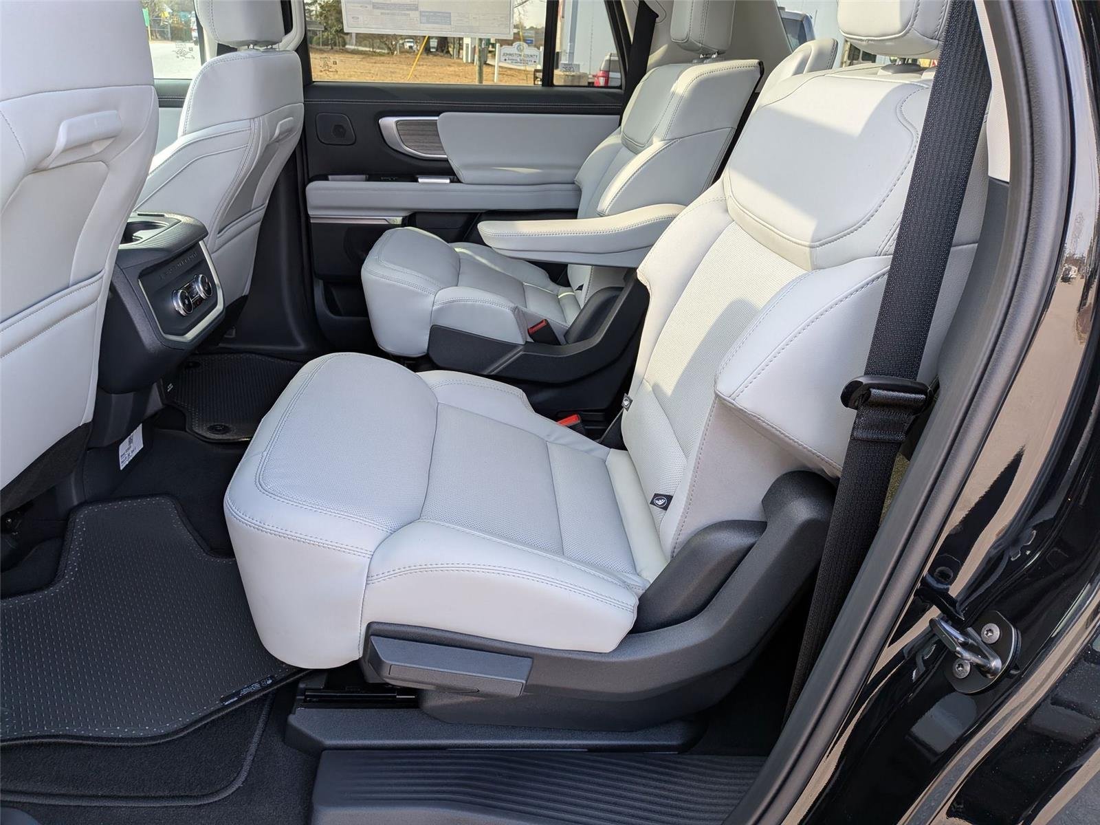 New 2025 Agate Black Metallic Ford Platinum® MAX image 30