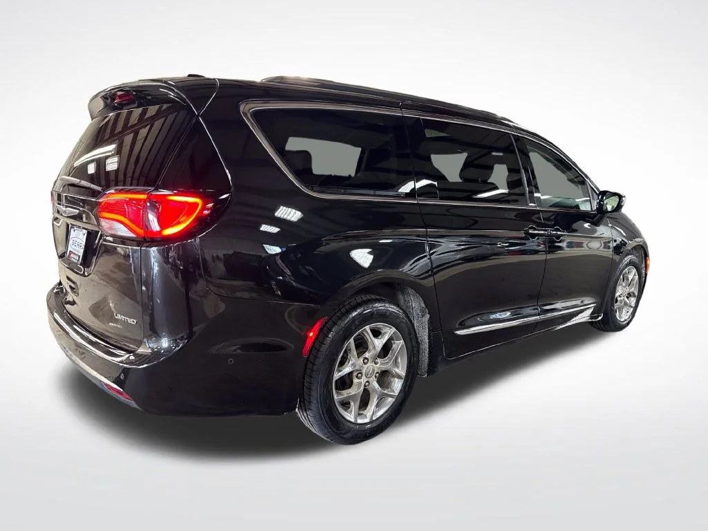Used 2017 Black Chrysler Limited image 5