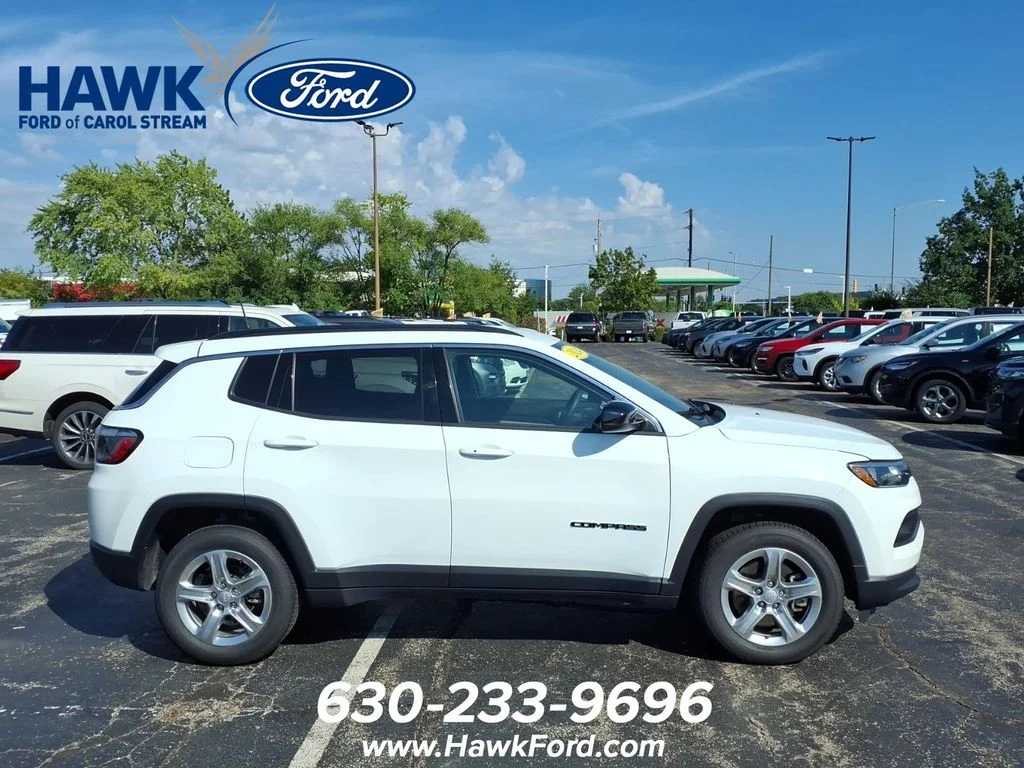 Used 2024 White Jeep Latitude image 8
