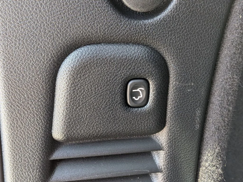 Used 2019 Black Dodge SXT Plus image 9