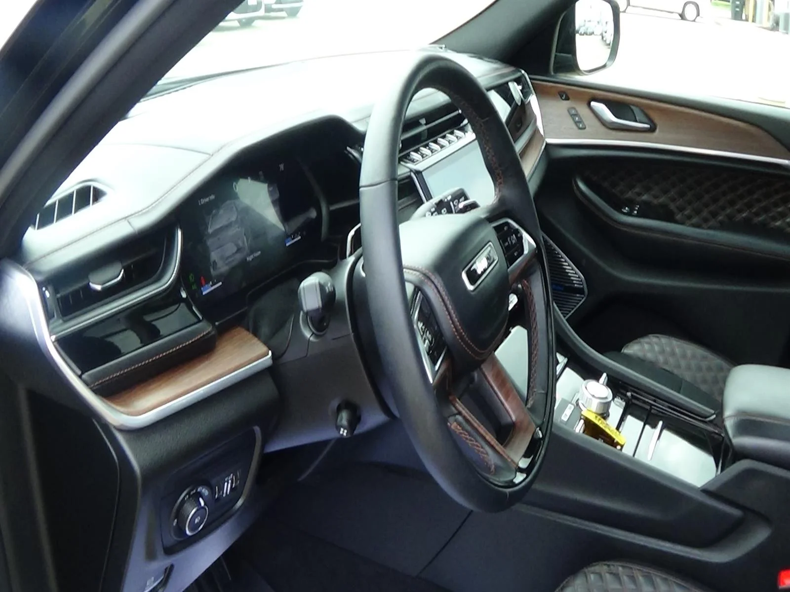 Used 2025 Diamond Black Crystal Pearl Coat (pxj) Jeep Summit image 17