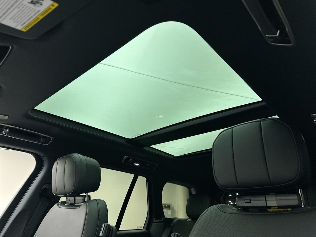 New 2026 Santorini Black Metallic Land Rover SE image 19