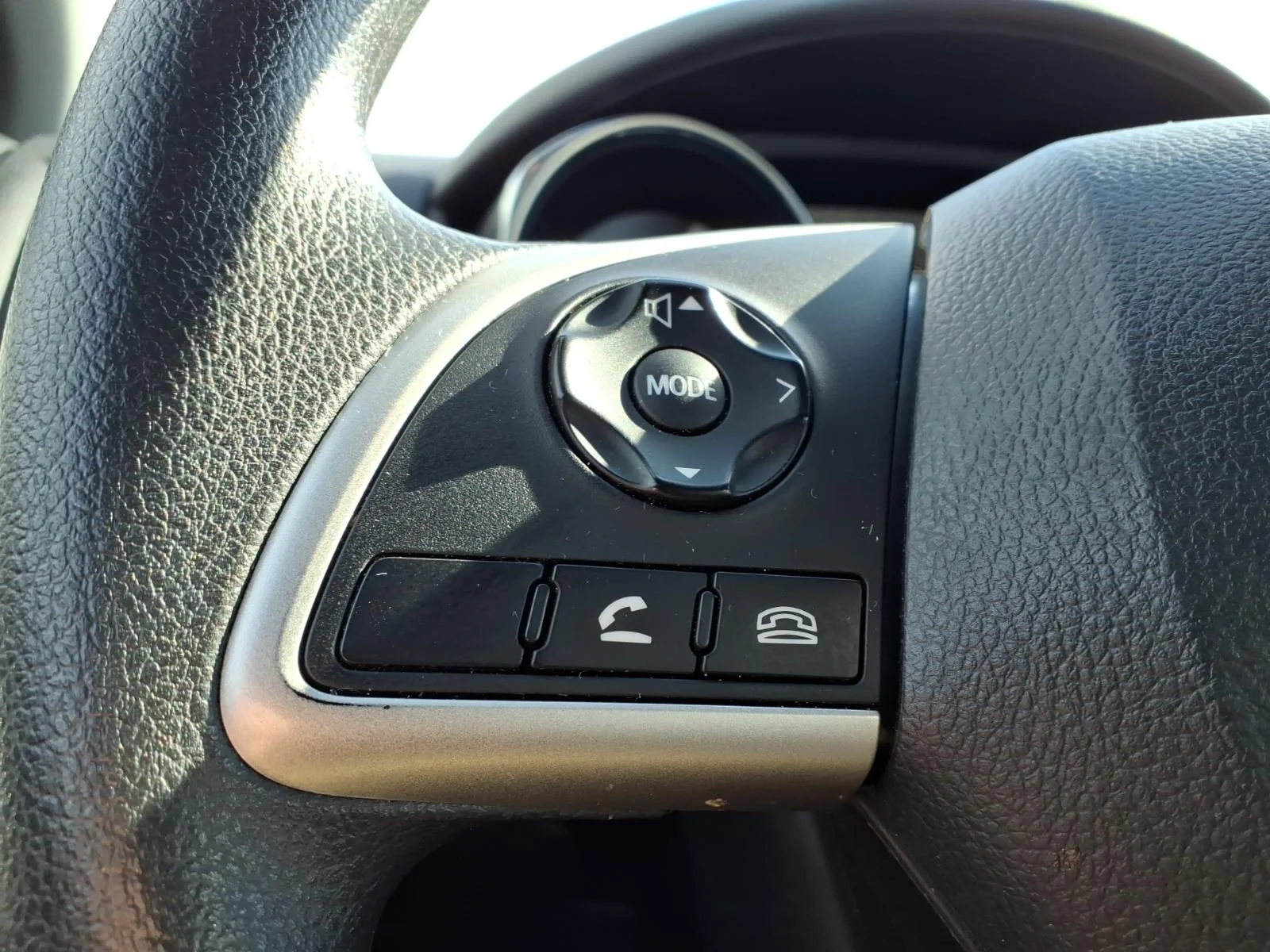 Used 2025 Labrador Black Pearl Mitsubishi ES image 18