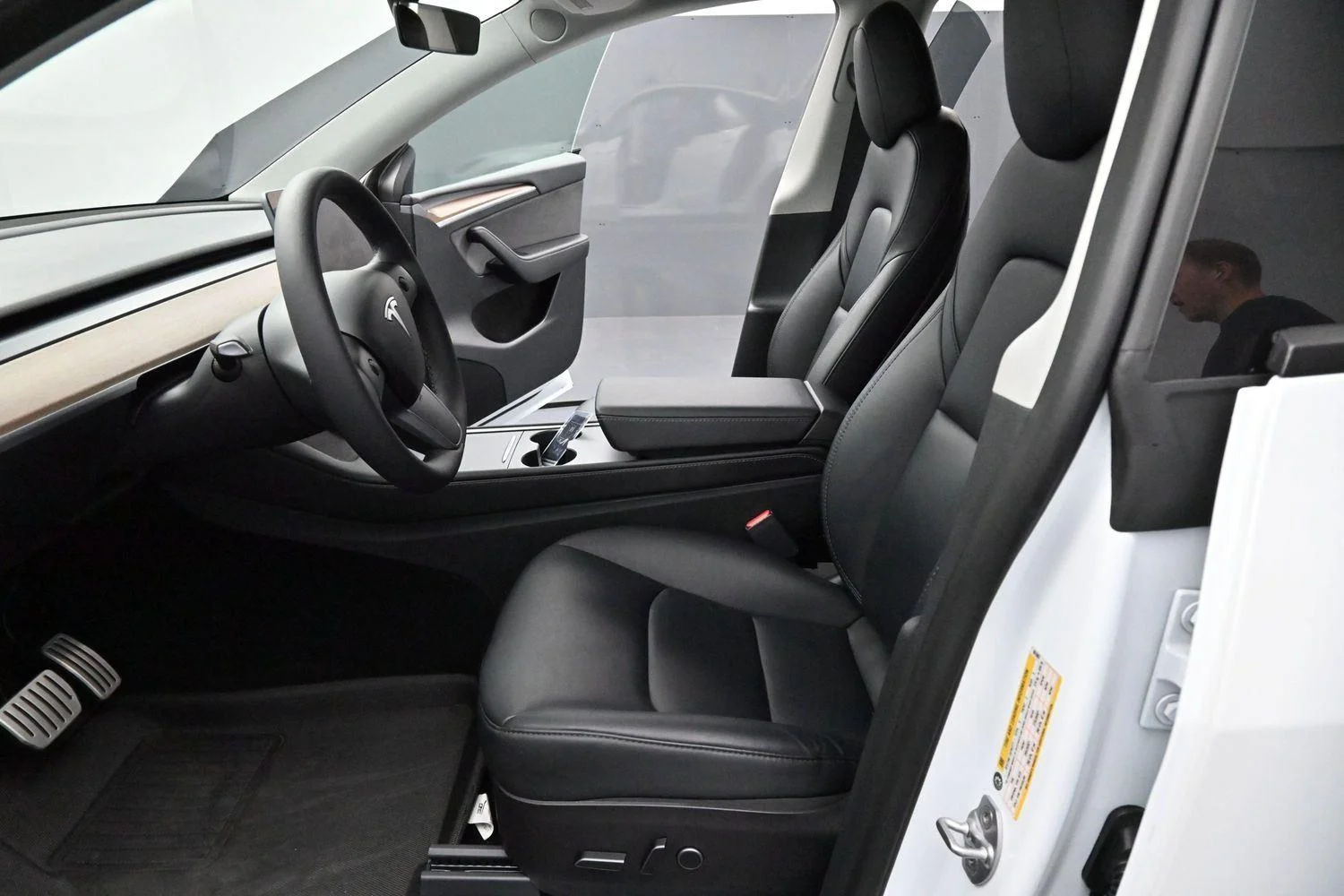Used 2023  Tesla Performance image 13