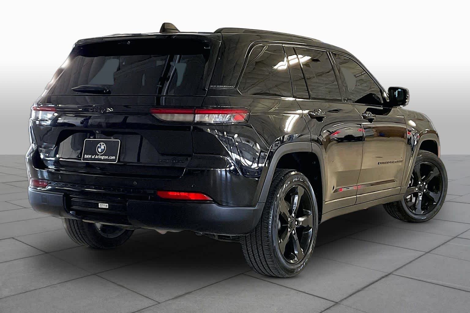 Used 2023 Diamond Black Crystal Pearlcoat Jeep Limited image 11