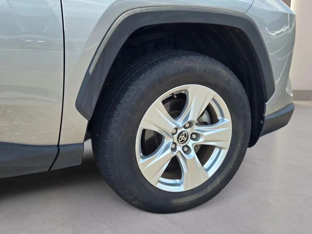 Used 2021 Silver Toyota XLE image 11