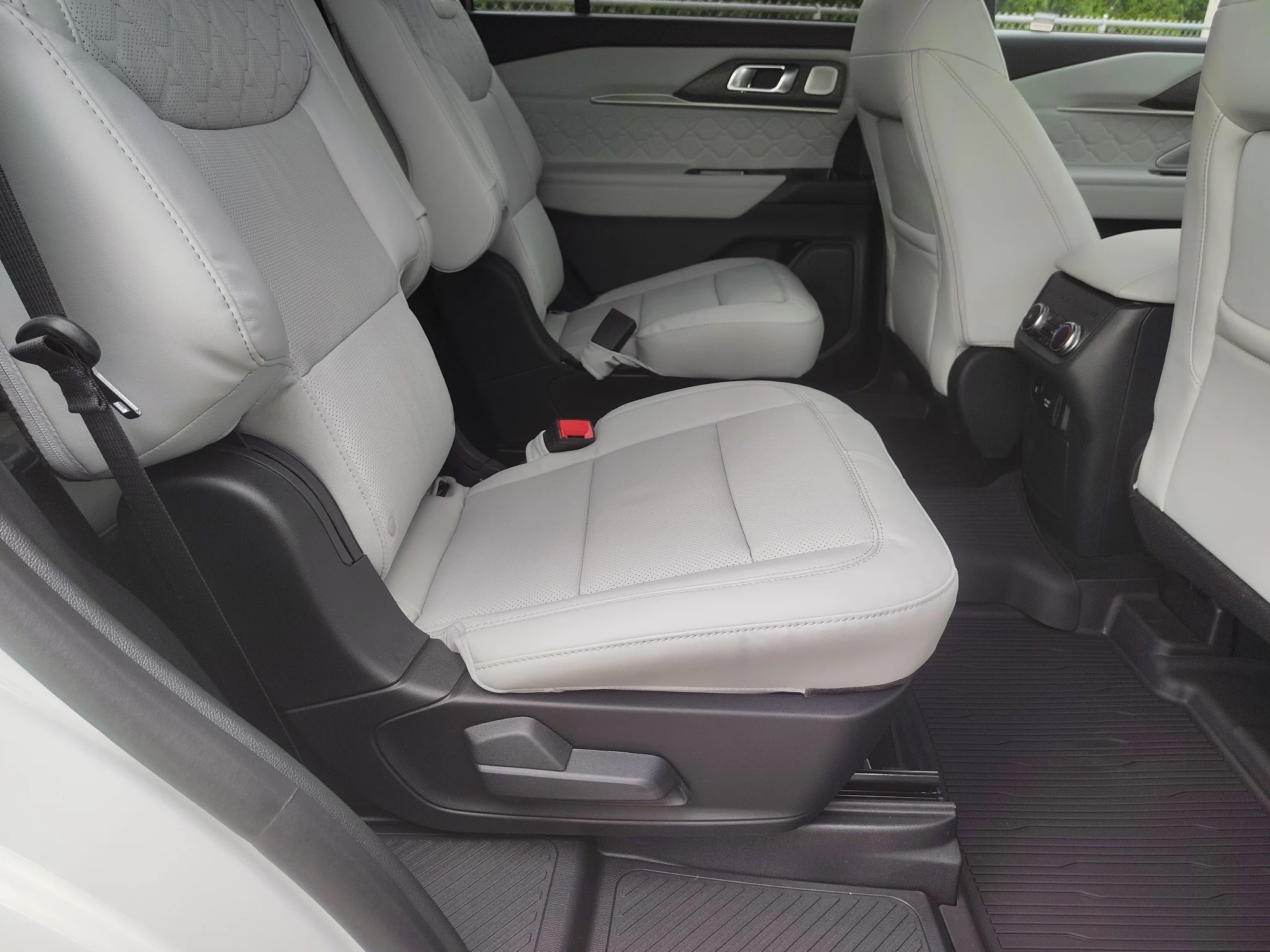 New 2027 Star White Metallic Tri-Coat Ford Platinum™ image 15