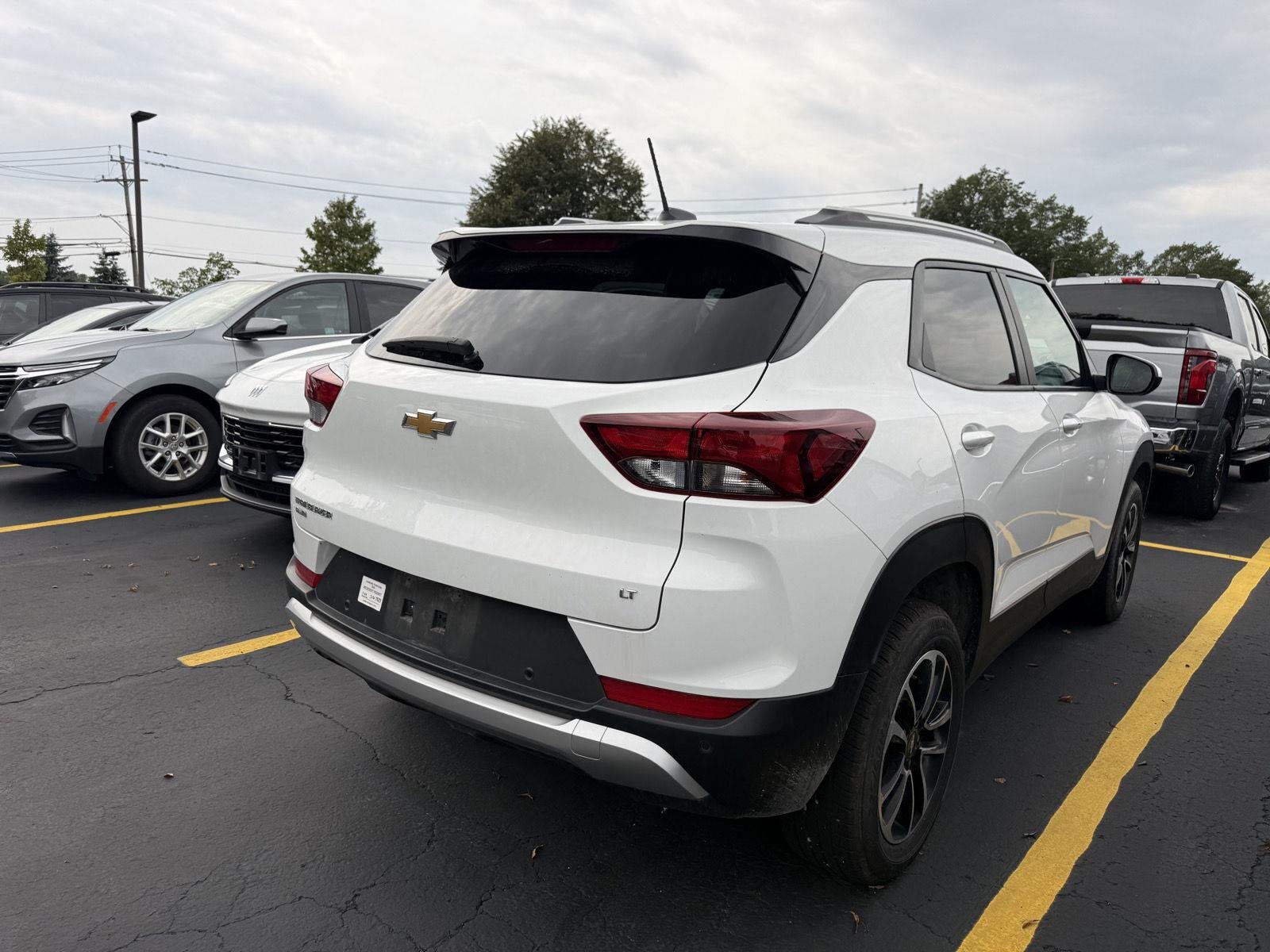 Used 2024 Summit White Chevrolet LT image 5