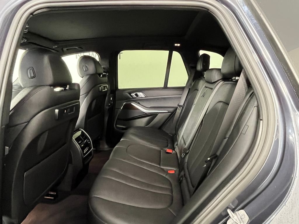 Used 2021 Gray BMW xDrive40i image 5