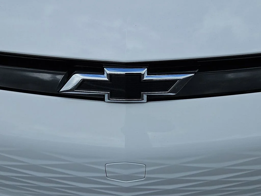 New 2027 Summit White Chevrolet LT image 21