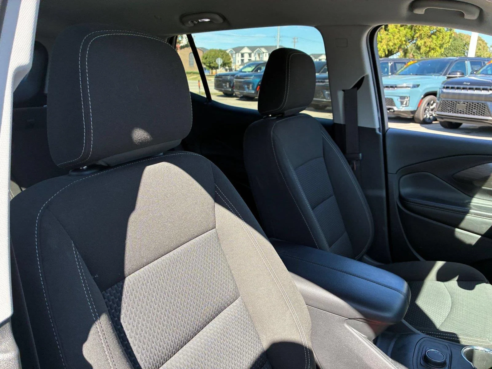 Used 2023 Summit White GMC SLE image 31