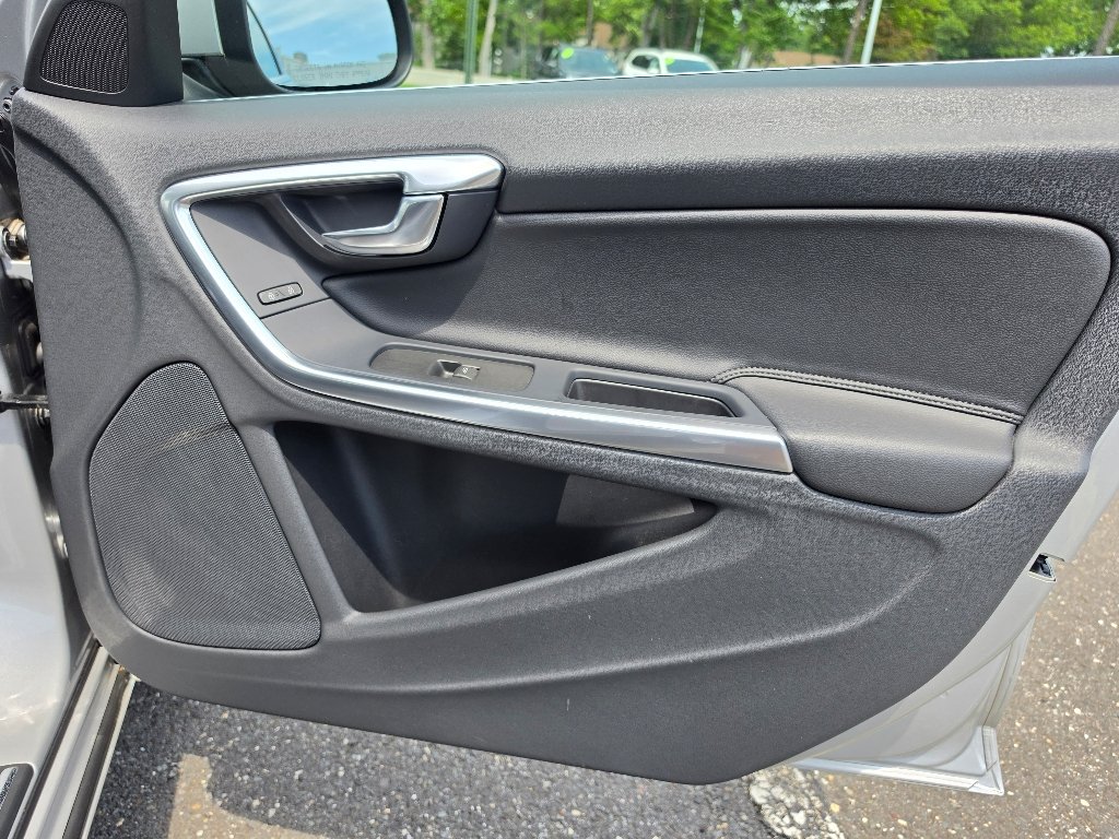 Used 2016 Silver Volvo T5 Drive-E Premier image 24