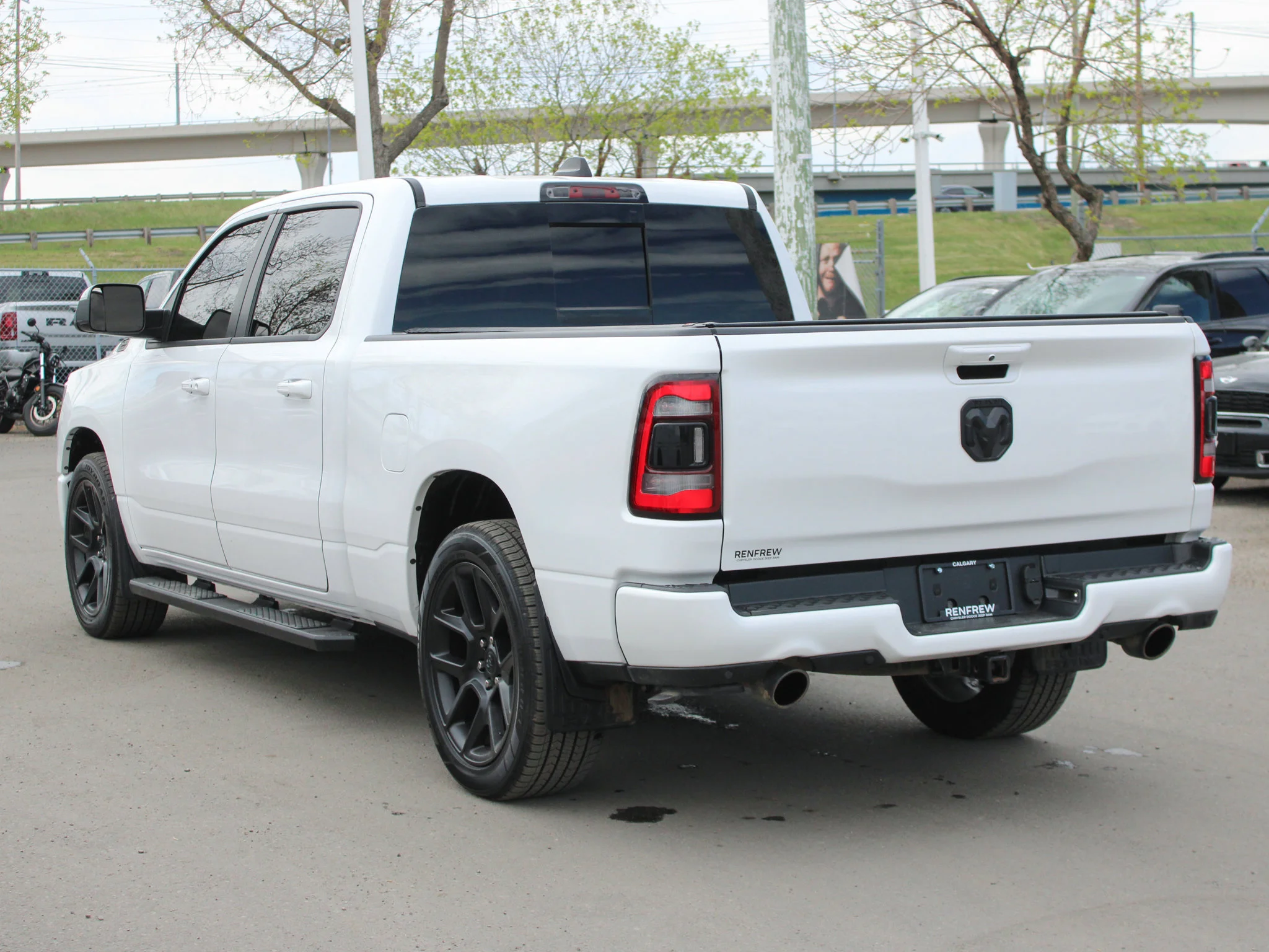 Certified Used 2022 White RAM Sport * No Accidents | HEMI V8 | Remote Start | Trailer Tow Group | Apple CarPlay | Bed Utility image 14