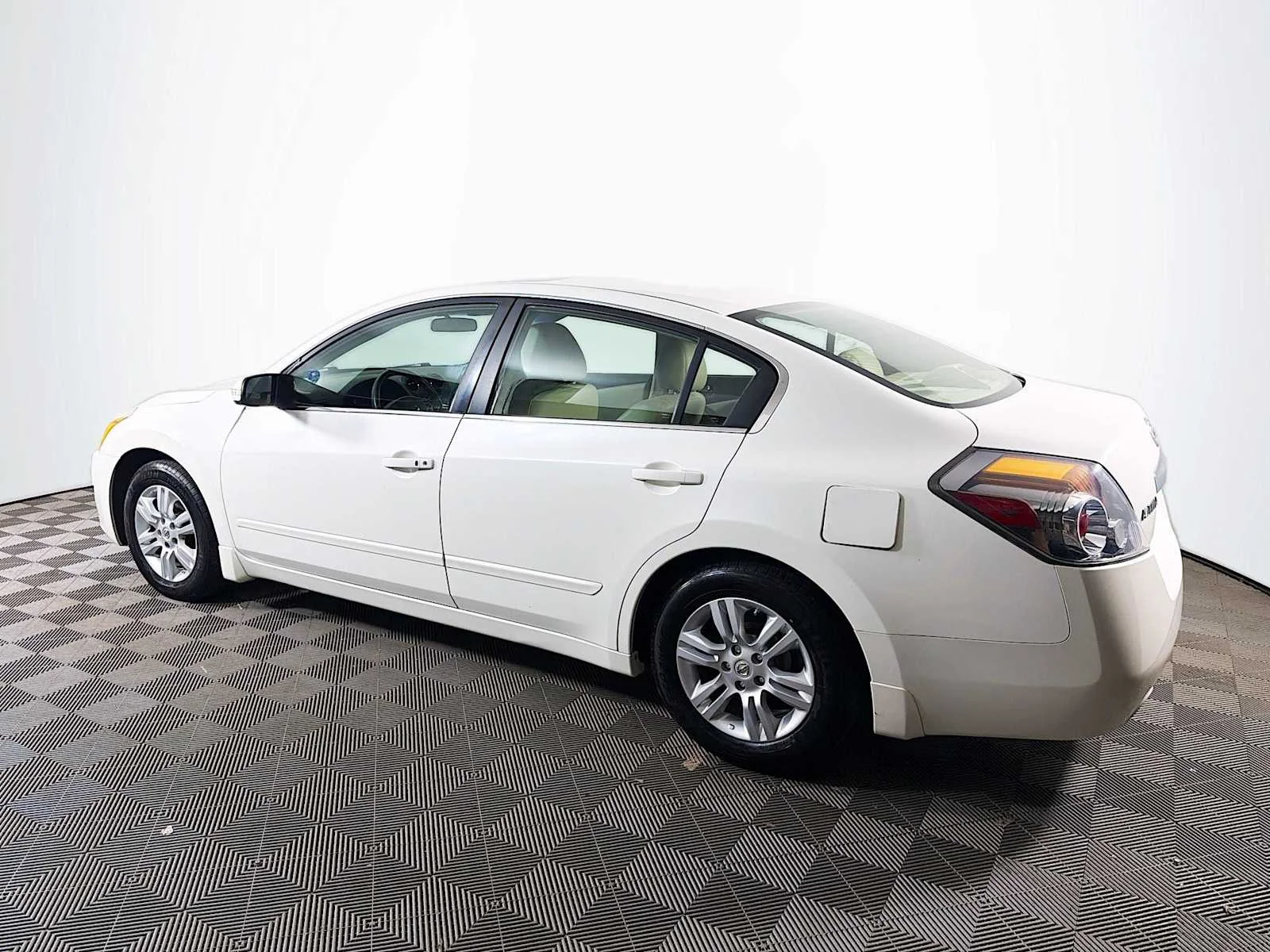 Used 2011 Winter Frost Pearl Nissan 2.5 SL image 6