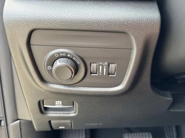 New 2026 Gray Jeep Altitude image 27