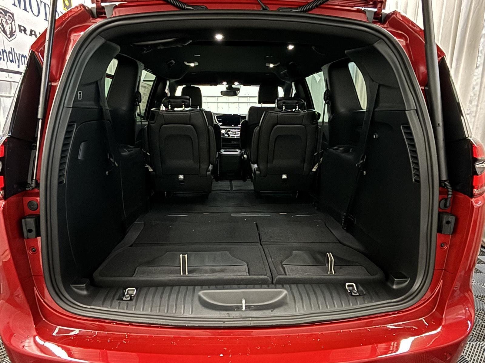 2026 Chrysler Pacifica Select - Photo 40