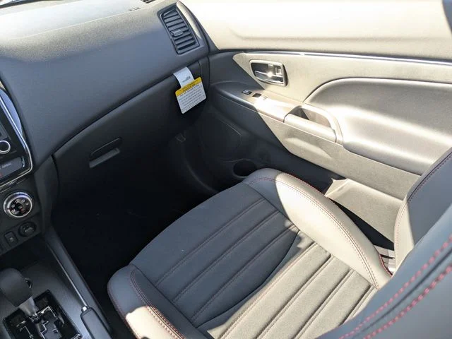 New 2027 Red Mitsubishi SE image 18