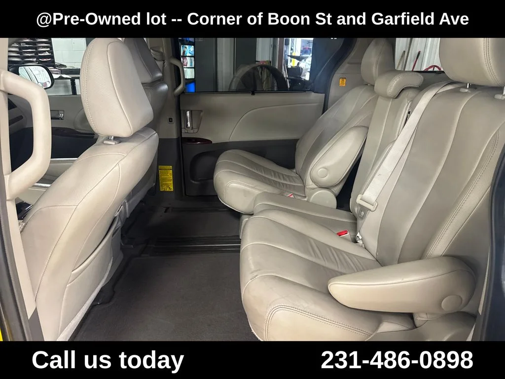 Used 2013 Green Toyota XLE image 27