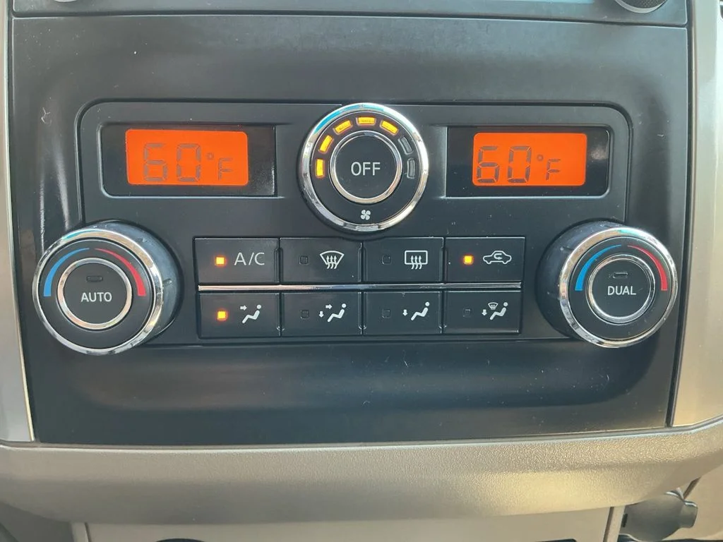 Used 2013 White Nissan SL image 17