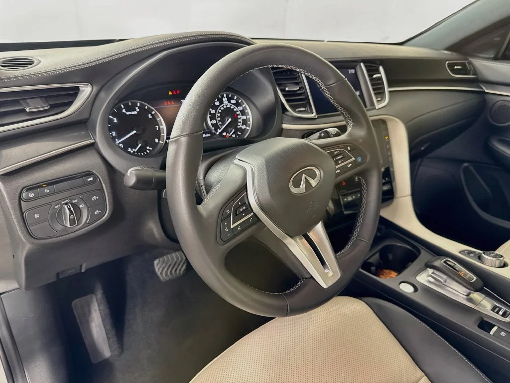 Certified Used 2025 White INFINITI LUXE image 12