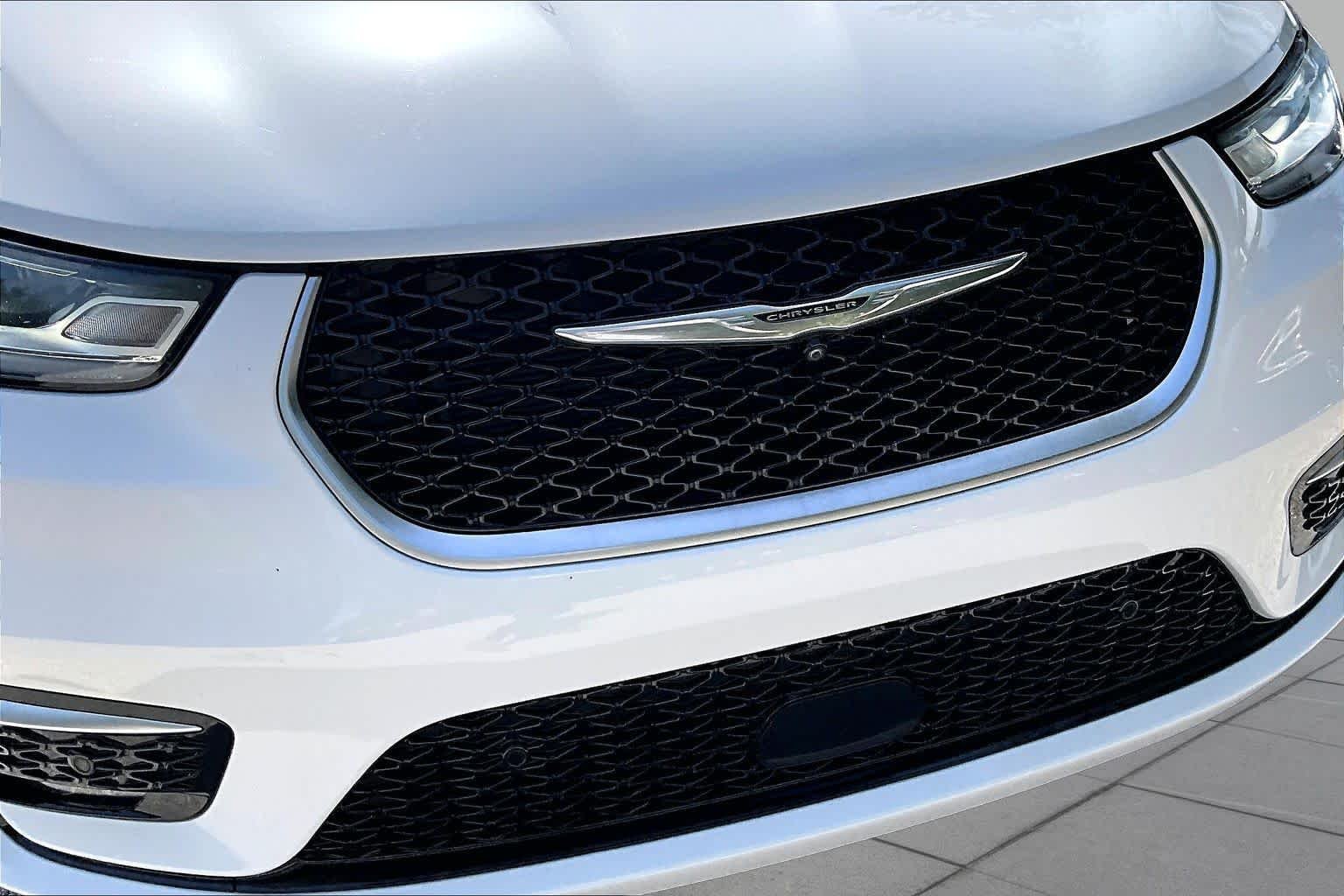 Used 2022 Bright White Clearcoat Chrysler Pinnacle image 30