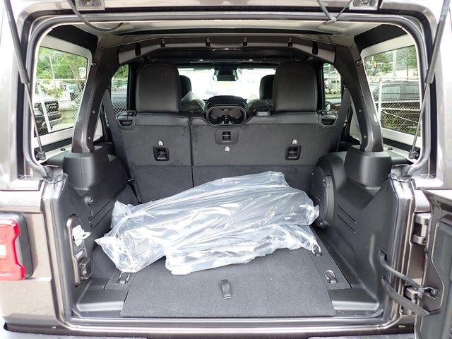 New 2026 Granite Crystal Metallic Clear-Coat Exterior Paint Jeep Sahara image 6
