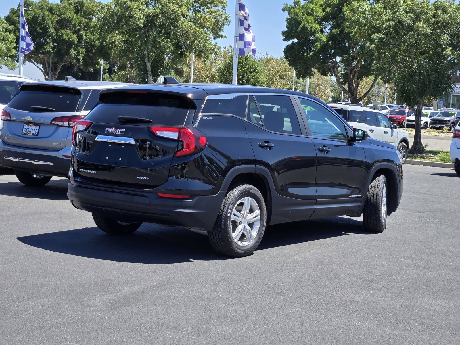 Used 2024 Ebony Twilight Metallic GMC SLE image 4