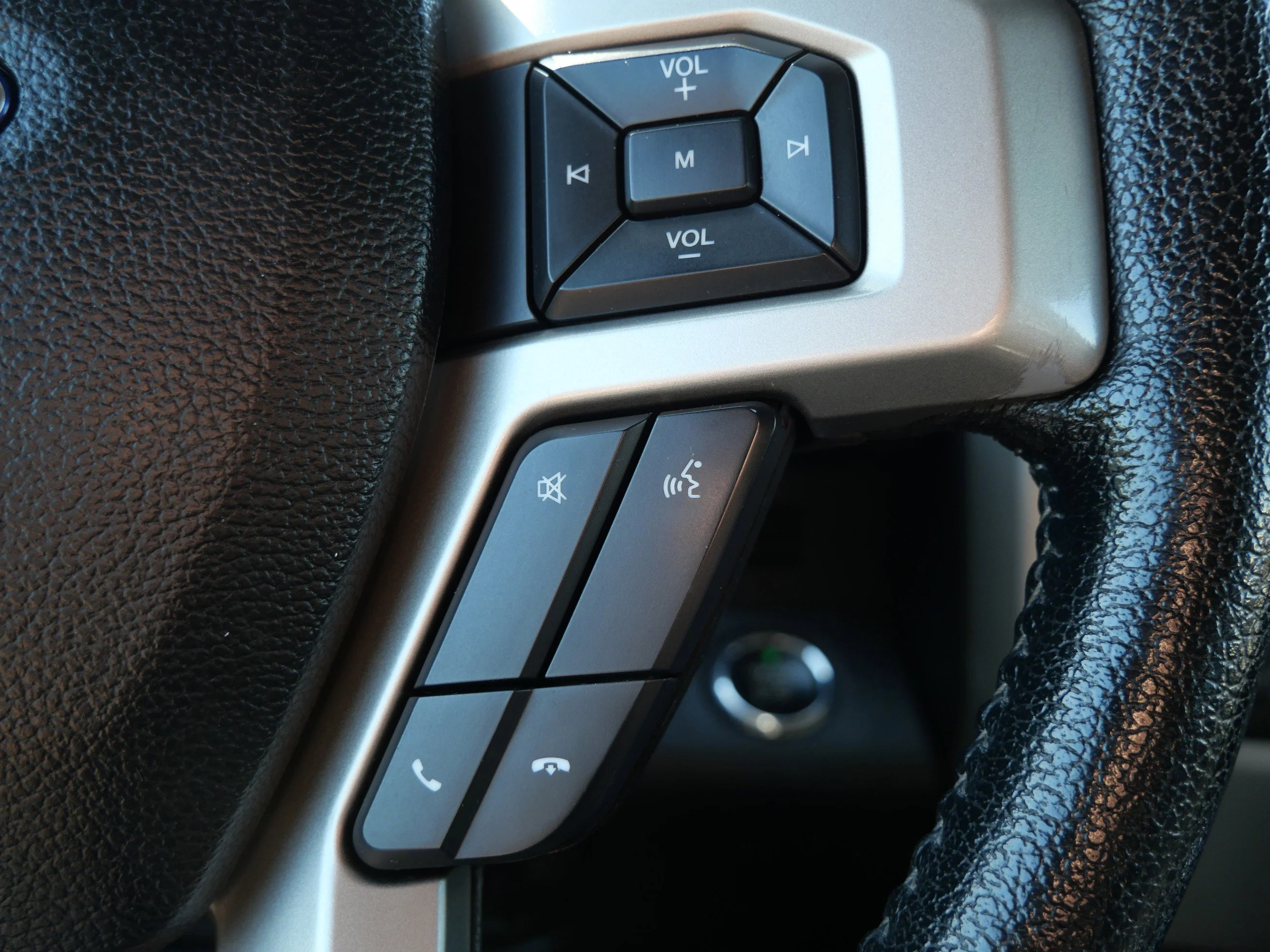 Used 2015 Magnetic Metallic Ford Lariat image 26