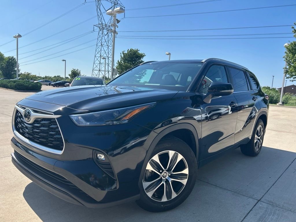 2024 Toyota Highlander XLE FWD's photo
