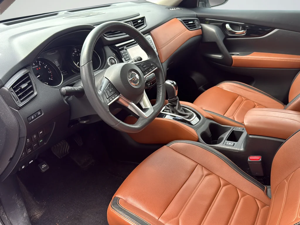 Used 2017 Silver Nissan SL image 9